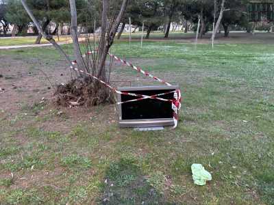 Oltre a questo notiamo segni di degrado: sul prato giace un televisore abbandonato...